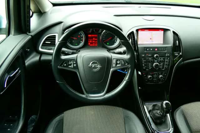 Opel Astra (2015) thumbnail 2