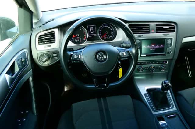 Volkswagen Golf (2016) thumbnail 2