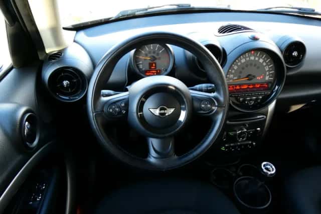 MINI Countryman (2016) thumbnail 3