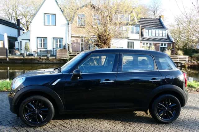 MINI Countryman (2016) thumbnail 4