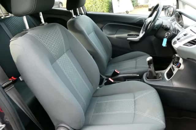 Ford Fiesta (2011) thumbnail 2