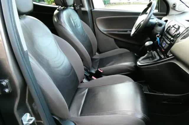 Lancia Ypsilon (2012) thumbnail 2