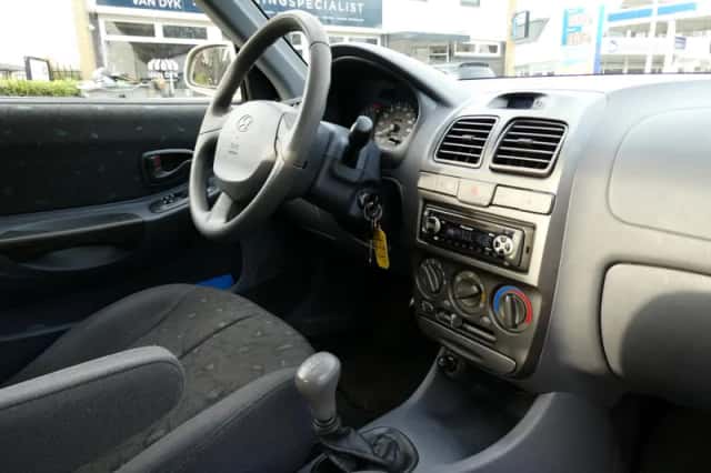 Hyundai Accent (2001) thumbnail 2
