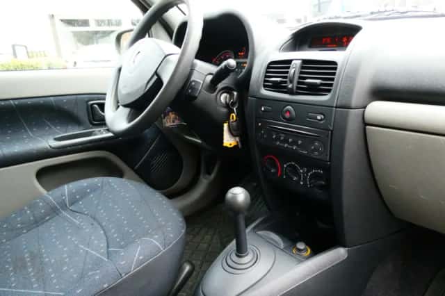 Renault Clio (2002) thumbnail 2