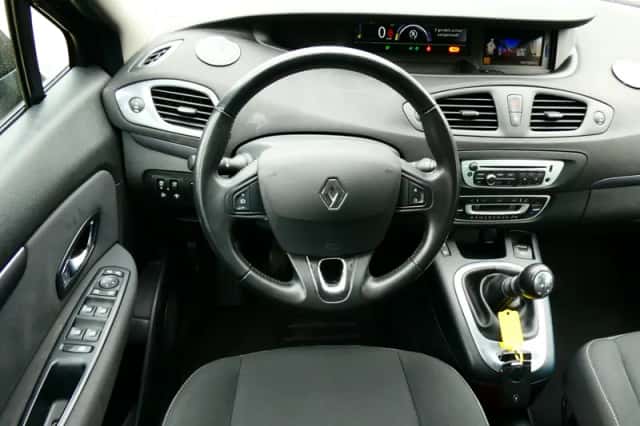 Renault Scénic (2015) thumbnail 2