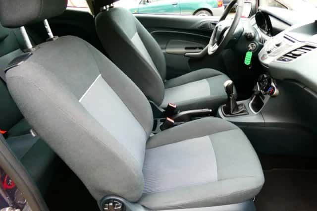 Ford Fiesta (2010) thumbnail 2
