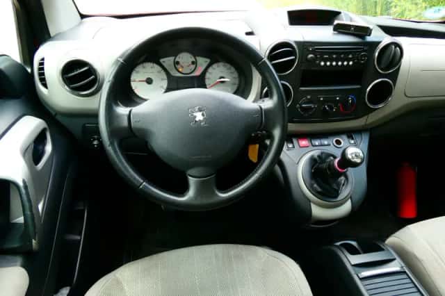 Peugeot Partner (2010) thumbnail 3