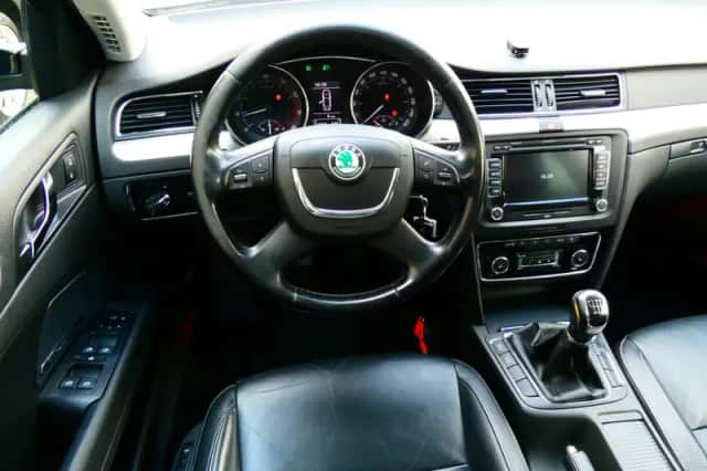 Škoda Superb (2010) thumbnail 2