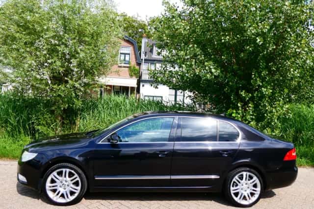 Škoda Superb (2010) thumbnail 4