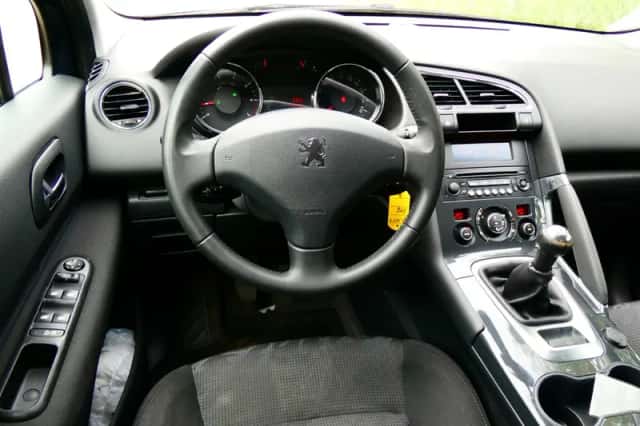 Peugeot 3008 (2010) thumbnail 2