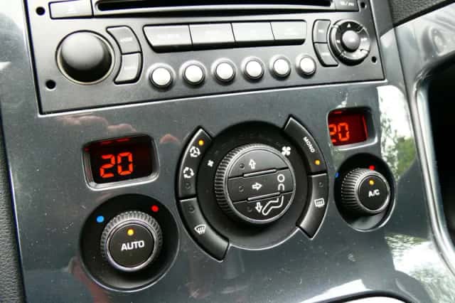Peugeot 3008 (2010) thumbnail 3