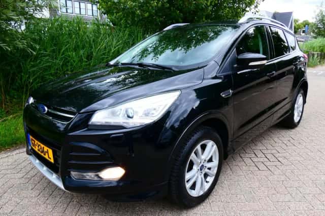 Ford Kuga (2015) thumbnail 1