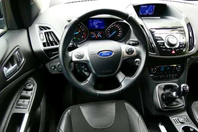 Ford Kuga (2015) thumbnail 2