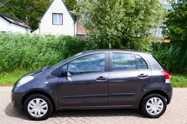 Toyota Yaris (2010) thumbnail 1