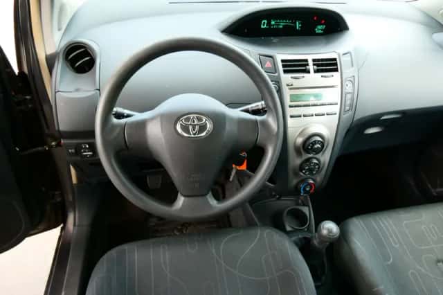 Toyota Yaris (2010) thumbnail 2