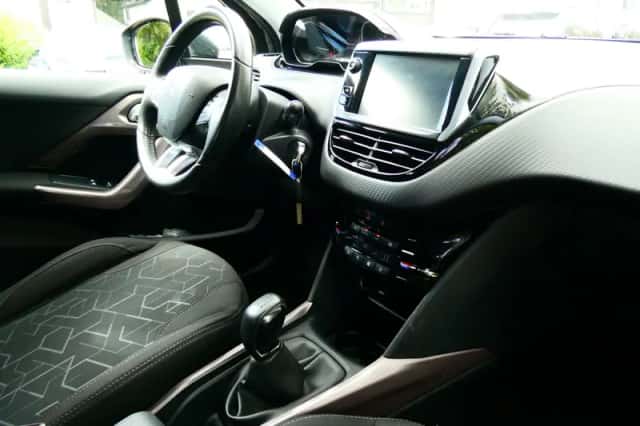 Peugeot 2008 (2016) thumbnail 2