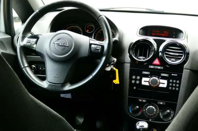 Opel Corsa (2010) thumbnail 2