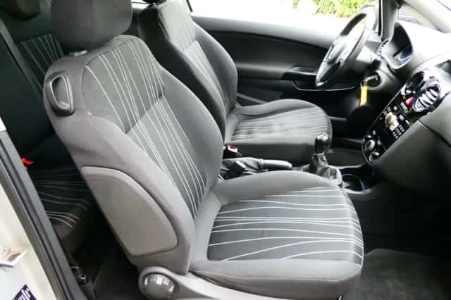 Opel Corsa (2010) thumbnail 3