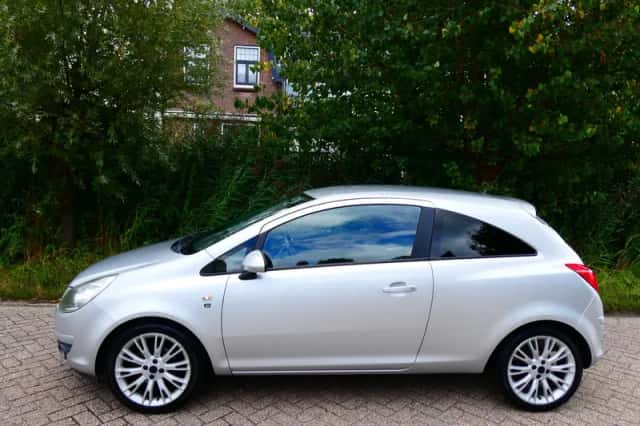 Opel Corsa (2010) thumbnail 4