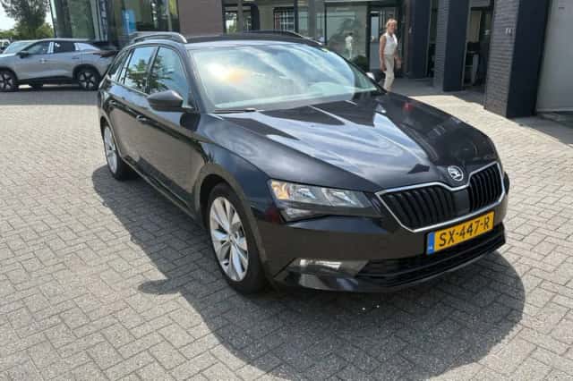 Škoda Superb (2018) thumbnail 4