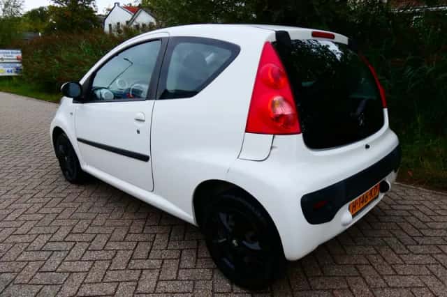 Peugeot 107 (2012) thumbnail 5