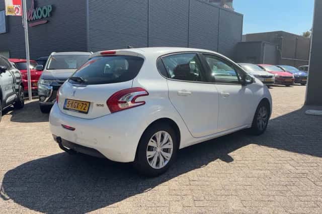 Peugeot 208 (2013) thumbnail 2