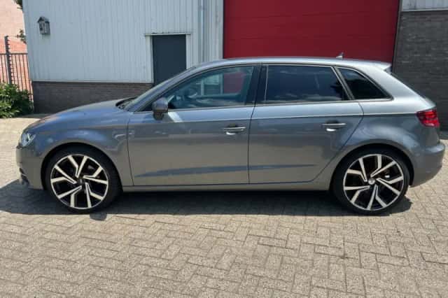 Audi A3 (2015) thumbnail 2