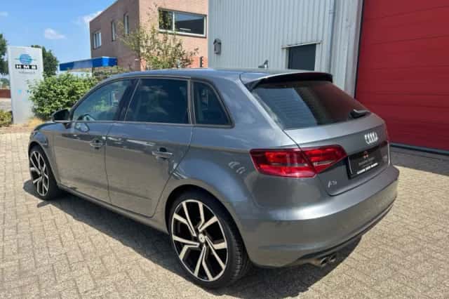Audi A3 (2015) thumbnail 3