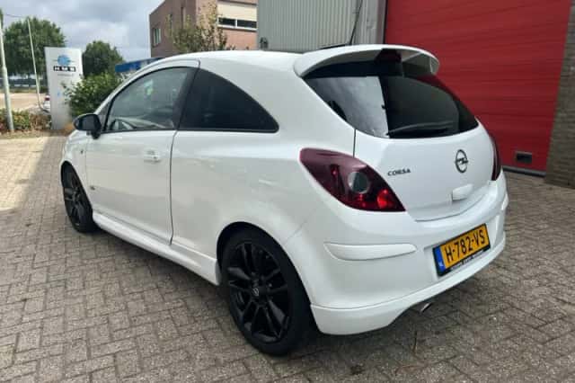 Opel Corsa (2011) thumbnail 3