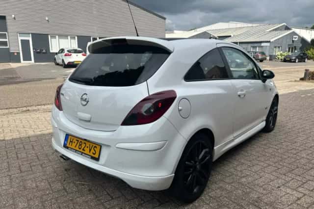 Opel Corsa (2011) thumbnail 4
