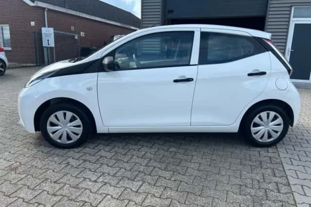 Toyota Aygo (2018) thumbnail 2