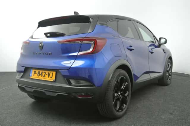 Renault Captur (2022) thumbnail 2