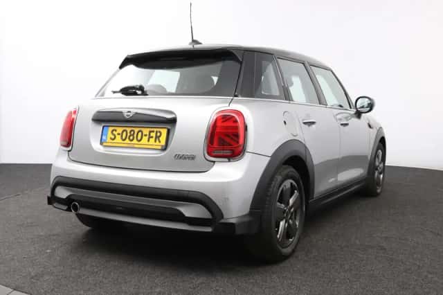 MINI Cooper (2023) thumbnail 2