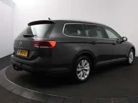 Volkswagen Passat (2021) thumbnail 2