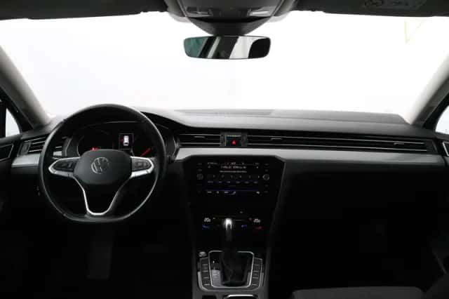 Volkswagen Passat (2021) thumbnail 3