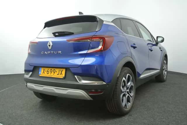 Renault Captur (2023) thumbnail 2