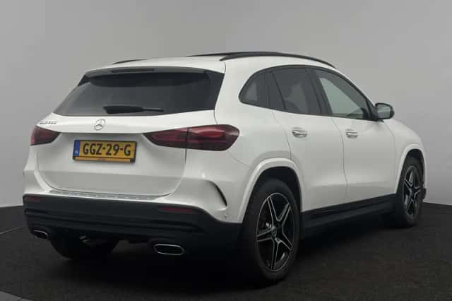 Mercedes-Benz GLA (2023) thumbnail 2