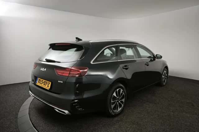 Kia Ceed Sportswagon (2023) thumbnail 2