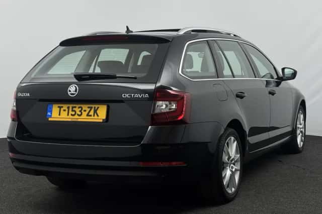 Škoda Octavia (2019) thumbnail 2