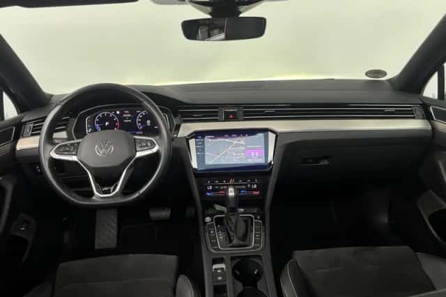 Volkswagen Passat (2021) thumbnail 3