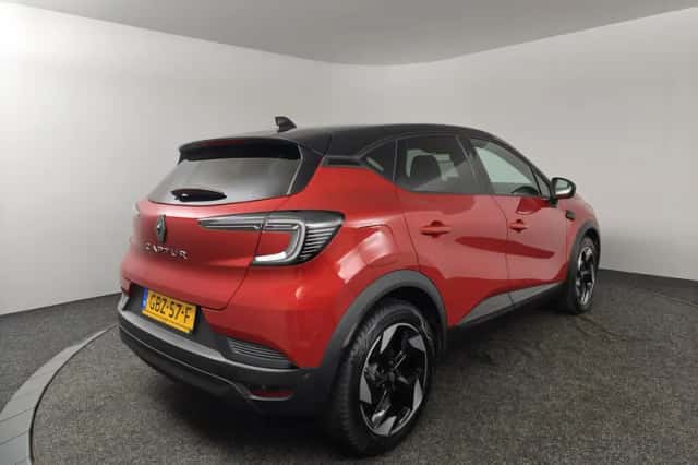 Renault Captur (2024) thumbnail 2