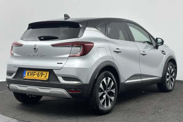 Renault Captur (2023) thumbnail 2