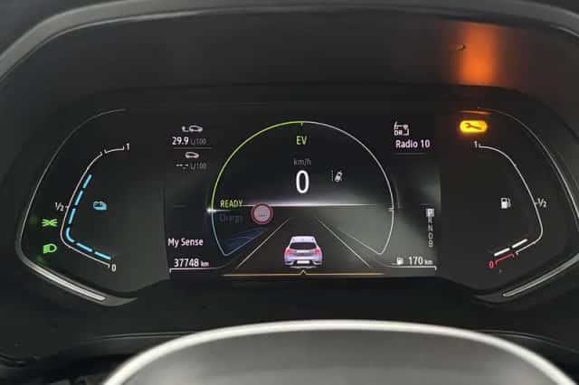 Renault Captur (2023) thumbnail 4
