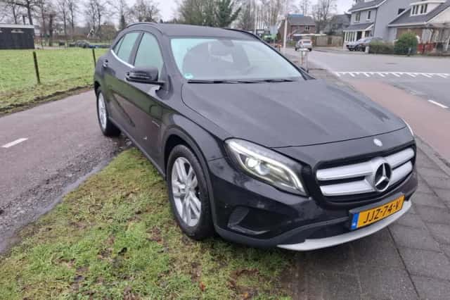 Mercedes-Benz GLA (2014) thumbnail 2