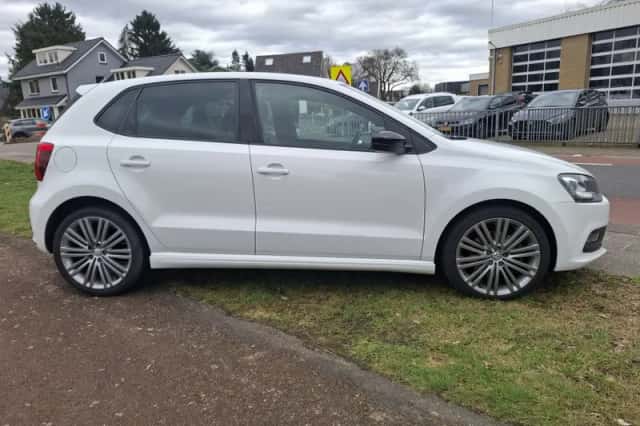 Volkswagen Polo (2014) thumbnail 3