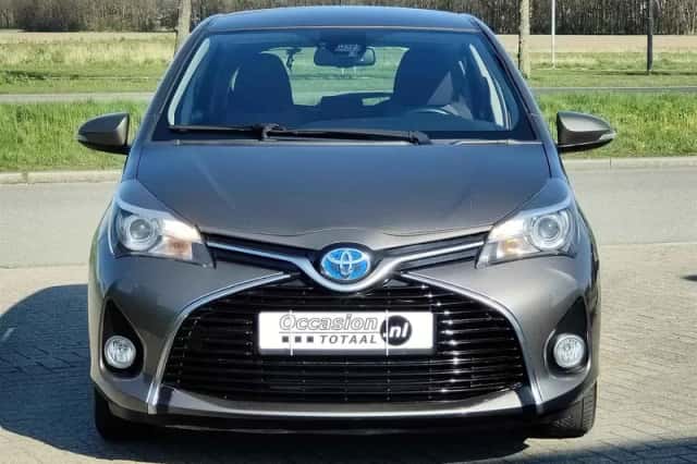 Toyota Yaris (2016) thumbnail 2