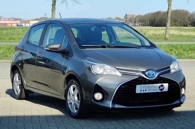 Toyota Yaris (2016) thumbnail 3