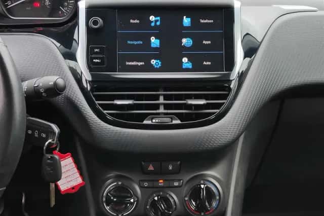 Peugeot 2008 (2018) thumbnail 16