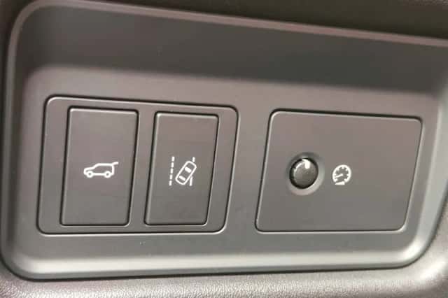 Land Rover Discovery Sport (2017) thumbnail 26