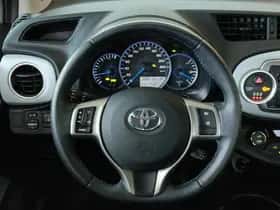 Toyota Yaris (2013) thumbnail 16